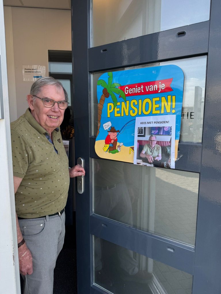 Senioren man bij de deur met een poster waarop staat "pensioen"